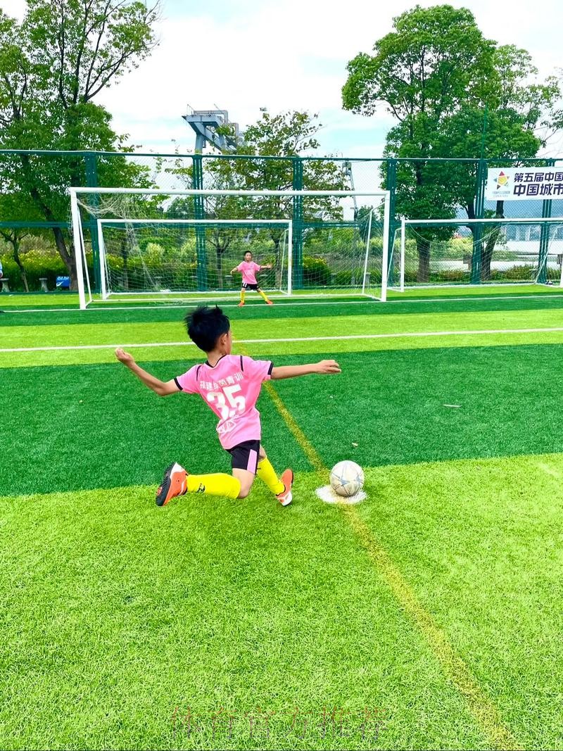 小小足球,带她跑进一个“新世界” 小小足球,带她跑进一个“新世界”